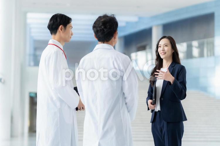 病院で医者と商談をするMR 医者,mr,病院の写真素材