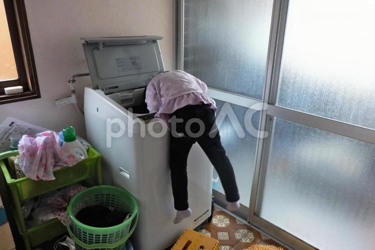 洗濯機から洗濯物を取り出す子供01 洗濯機,洗濯,縦型の写真素材