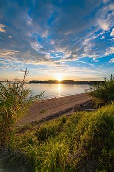 海岸沿いから眺める夕暮れ 海岸沿いから眺める夕暮れ 海,夕暮れ,夕焼けの写真素材
