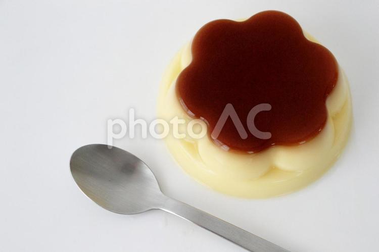 ぷっちんプリンとスプーン プリン,ぷっちんプリン,洋菓子の写真素材