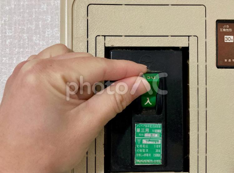ブレーカーを上げる手 ブレーカー,スイッチ,壁の写真素材