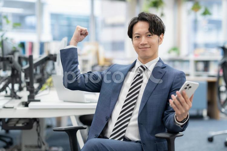 オフィスで仕事をする若いビジネスマン オフィスで仕事をする若いビジネスマン ビジネス,ビジネスマン,エンジニアの写真素材