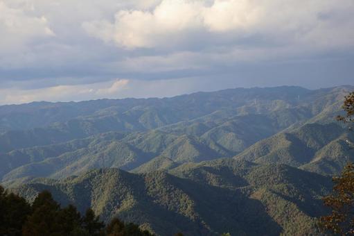 雲の空と緑の山並みの続く風景 雲,空,緑の写真素材