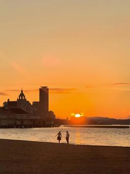 夕焼けの百道浜(福岡) 夕暮れ,オレンジ,マジックアワーの写真素材