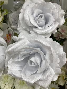 白いバラの造花 白いバラの造花の写真