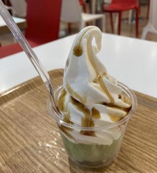 ソフトクリームにキャラメルソース、抹茶 ソフトクリームにキャラメルソース、抹茶の写真