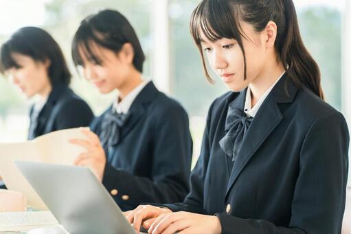 デジタル端末で授業を受ける中学生,高校生 ict教育,パソコン,中学生の写真素材
