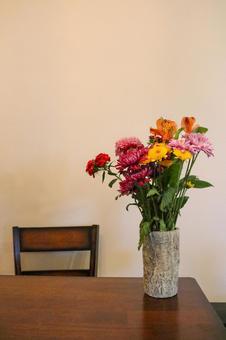 ピンク系の花と花瓶と部屋(縦/全体) ピンク系の花と花瓶と部屋(縦/全体) 花,ブーケ,フラワーアレンジメントの写真素材