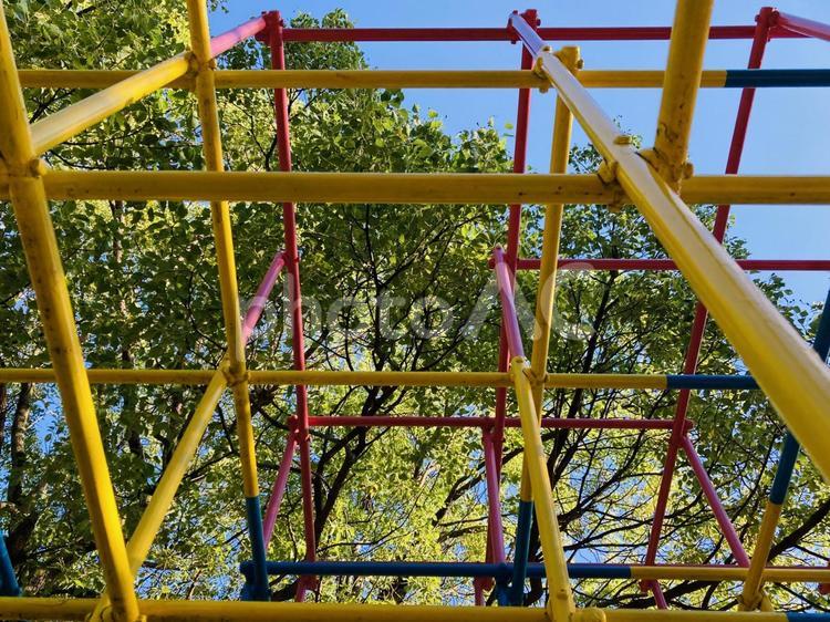 ジャングルジムと夏の空 ジャングルジムと夏の空 ジャングルジム,スポーツ,夏の写真素材