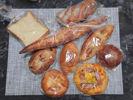 パン屋さんめぐり いろいろなパンを購入 パン屋さんめぐり いろいろなパンを購入 パン,パン屋さん,食べ比べの写真素材