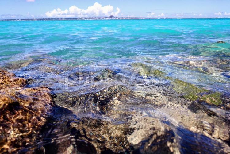 この海の向こうが伊江島3 海,きれいな海,岩場の写真素材