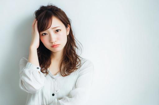 困った顔の女性 困った顔の女性の写真