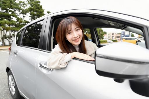 笑顔で運転する若いアジア人女性の車内風景 笑顔で運転する若いアジア人女性の車内風景 女性,車内,ドライブの写真素材