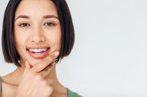 カメラ目線でキメポーズする女性 カメラ目線でキメポーズする女性の写真