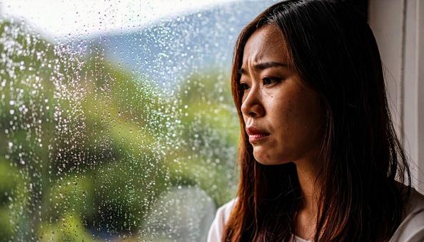 泣き顔の日本人の女性の写真