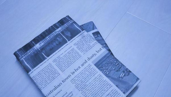 英字新聞のブックカバーをつけた書籍 英字新聞,本,古本の写真素材