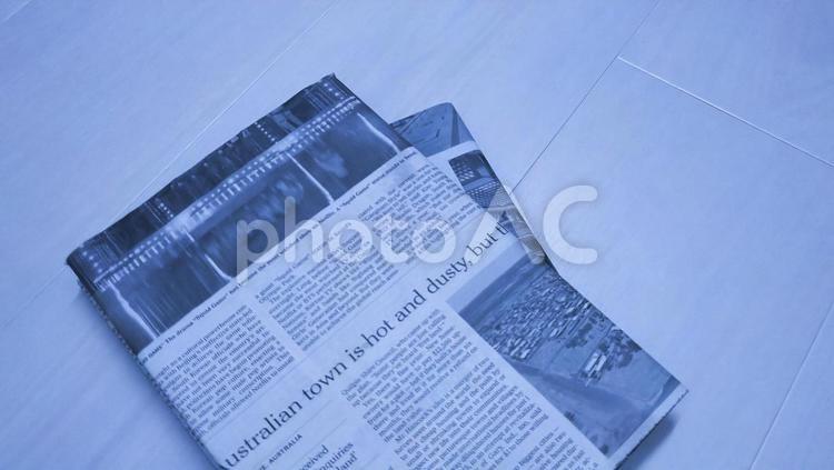 英字新聞のブックカバーをつけた書籍 英字新聞,本,古本の写真素材