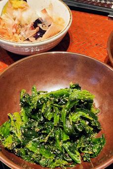 ほうれん草の胡麻和え(奥に揚げナス) ほうれん草の胡麻和え(奥に揚げナス)の写真