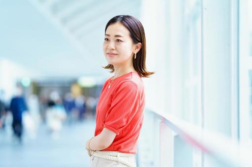 通勤中の女性  女性,ビジネス,ビジネスウーマンの写真素材