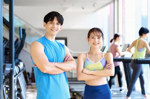 スポーツジムで笑顔の男女 フィットネス,エクササイズ,インストラクターの写真素材