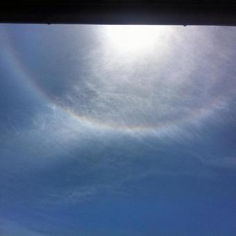 空にかかる太陽の周りの虹(ハロ現象) 空にかかる太陽の周りの虹(ハロ現象)の写真