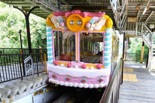 宝山寺駅に停車中のケーブルカー：スイート 生駒ケーブル,ケーブルカー,スイートの写真素材