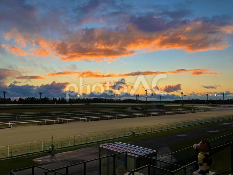 門別競馬場01 夕焼け,夕日,大空の写真素材