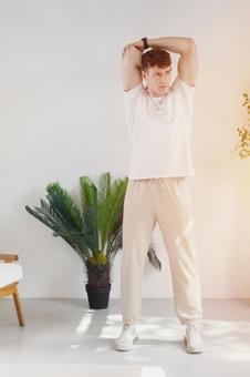 立ってストレッチをしている男性 男性,外国人,欧米人の写真素材