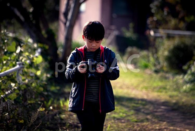 ※＜素材＞川辺の遊歩道で写真を撮る小学生 子供,写真,撮影の写真素材