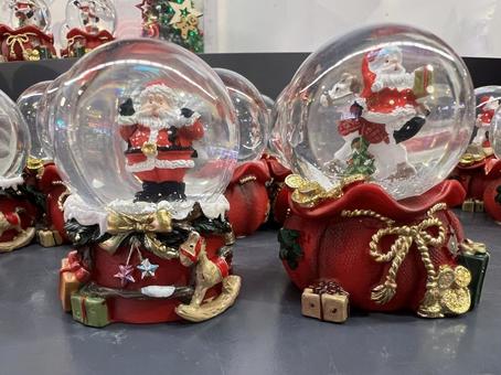 クリスマスの飾り、サンタのスノードーム サンタクロース,スノードーム,クリスマスの写真素材