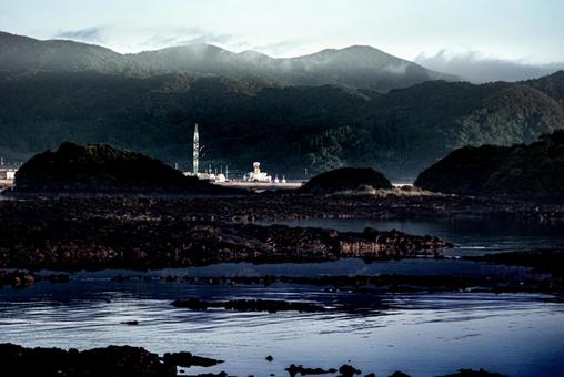<五島風景>梅雨の夜明けの海岸と街並み <五島風景>梅雨の夜明けの海岸と街並み 夜明け,海,海岸の写真素材