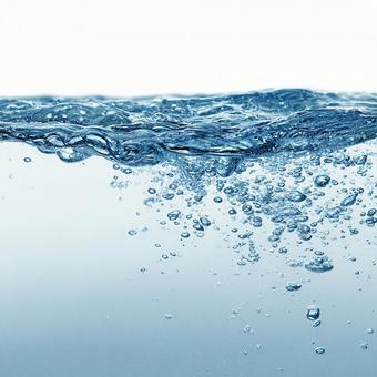 清涼感あふれる、泡立つ水のクローズアップ 清涼感あふれる、泡立つ水のクローズアップの写真