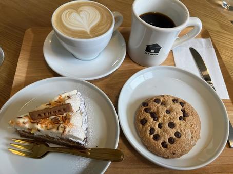 カフェ コーヒー,カフェラテ,スパイスキャロットケーキの写真素材