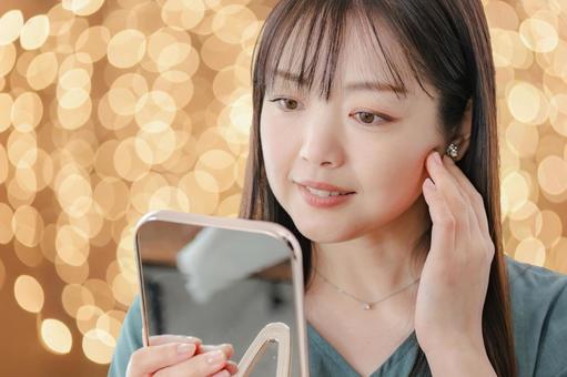 笑顔で鏡を見る女性 女性,おしゃれ,身支度の写真素材