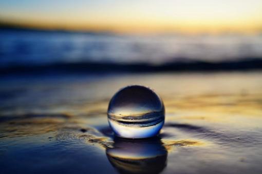 水晶玉越しの与那覇前浜の美しい夕焼け 水晶玉越しの与那覇前浜の美しい夕焼けの写真