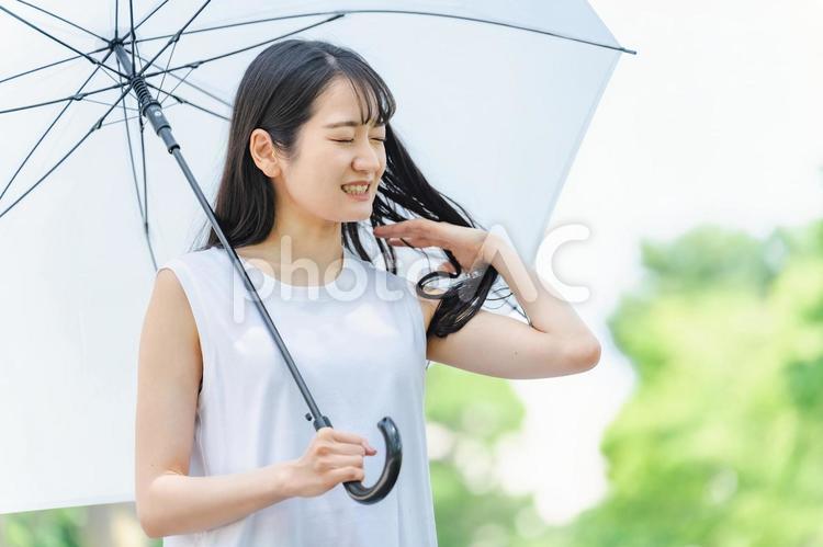 傘を持って悩む女性（梅雨） 梅雨,傘,悩むの写真素材