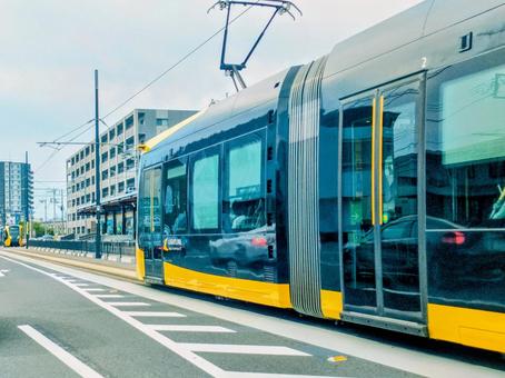 車と並走、遠くにもLRT.2025.11 lrt,ライトライン,栃木県の写真素材
