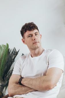 椅子に座って腕を組むカメラ目線の男性 男性,外国人,欧米人の写真素材