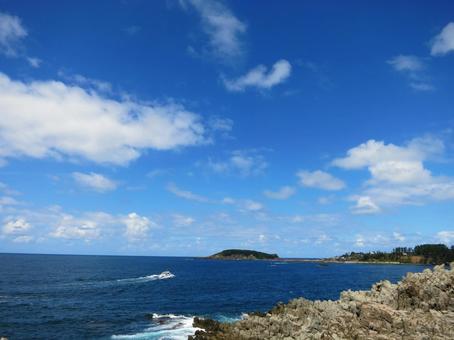 東尋坊 青空 東尋坊 青空 東尋坊,岩肌,柱状節理の写真素材