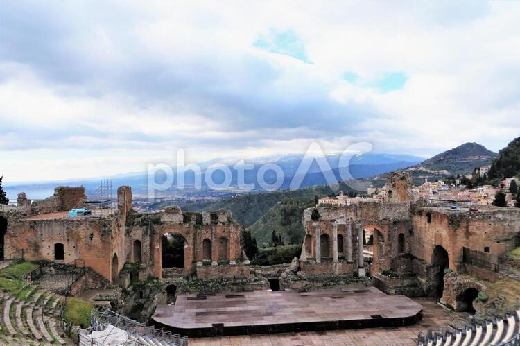 ローマ劇場跡と空 ローマ劇場,ローマ,劇場の写真素材