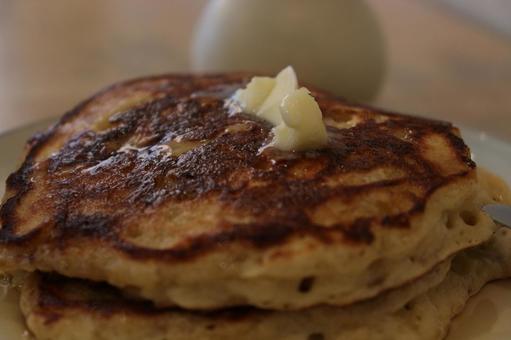 パンケーキの上で溶けるバター パンケーキの上で溶けるバターの写真
