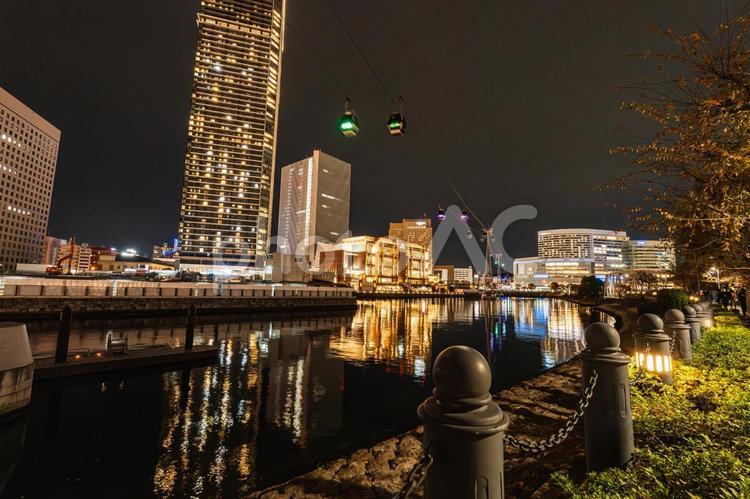 暖かい光のみなとみらい 夜景,みなとみらい,繁華街の写真素材