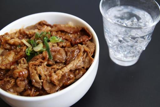 牛丼と水のセット 牛丼と水のセット 牛丼,和食,日本料理の写真素材
