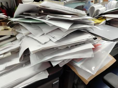 オフィス　紙書類の山　乱雑　 ビジネス,オフィス,書類の写真素材
