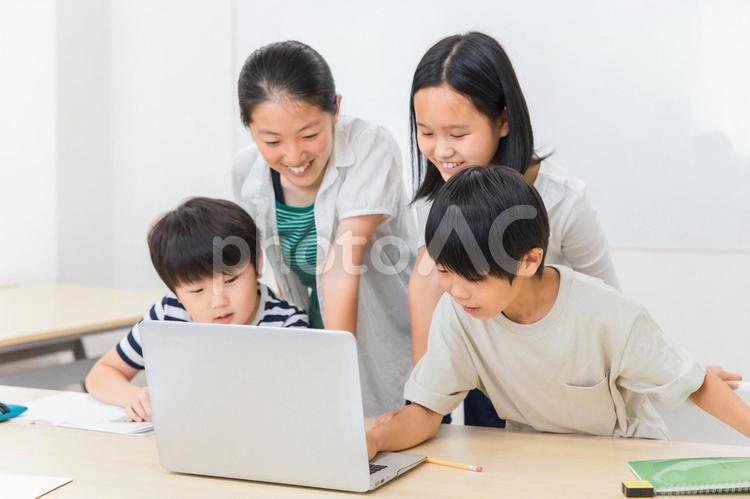 パソコンを使って勉強する子供・ICT教育 ict教育,勉強,パソコン教室の写真素材