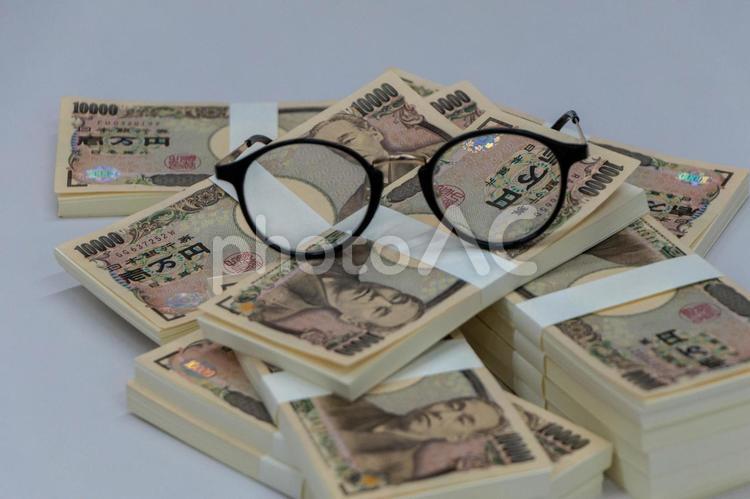 デジタル化社会で必要性が薄くなった紙幣 紙幣,お金,現金の写真素材