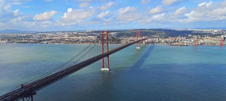 ポルトガル・リスボンの美しい赤い大橋 ポルトガル・リスボンの美しい赤い大橋の写真