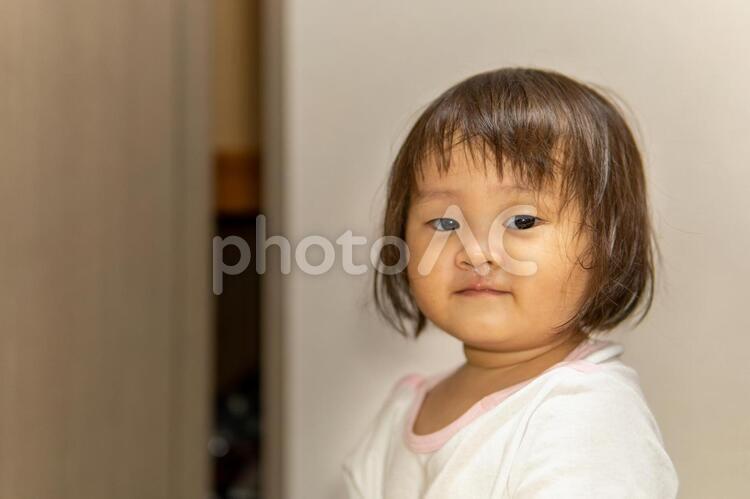 こちらを見つめる子供 見つめる,子供,赤ちゃんの写真素材