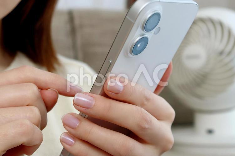 スマホを使う女性の手 スマホ,スマートフォン,女性の写真素材