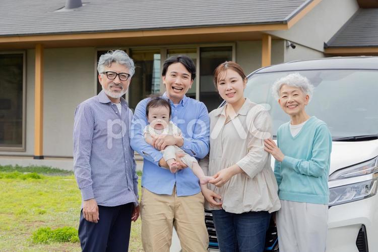 三世代家族　旅行イメージ 家族,自動車,三世代の写真素材